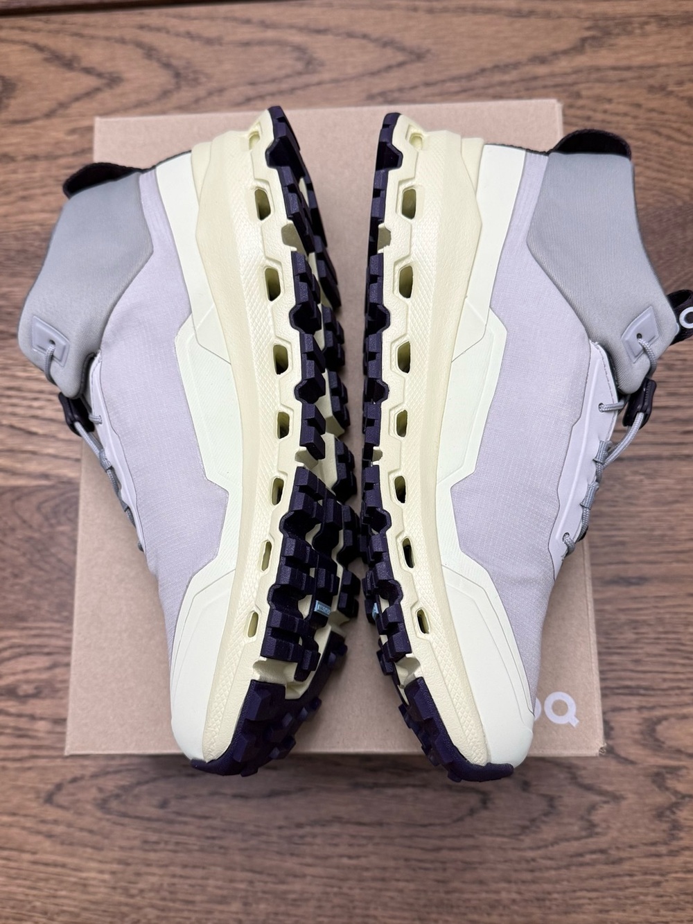 On Big Kid’s Cloudhero Mid Waterproof Silver/Seedling Size Y5 or Womans 6.5